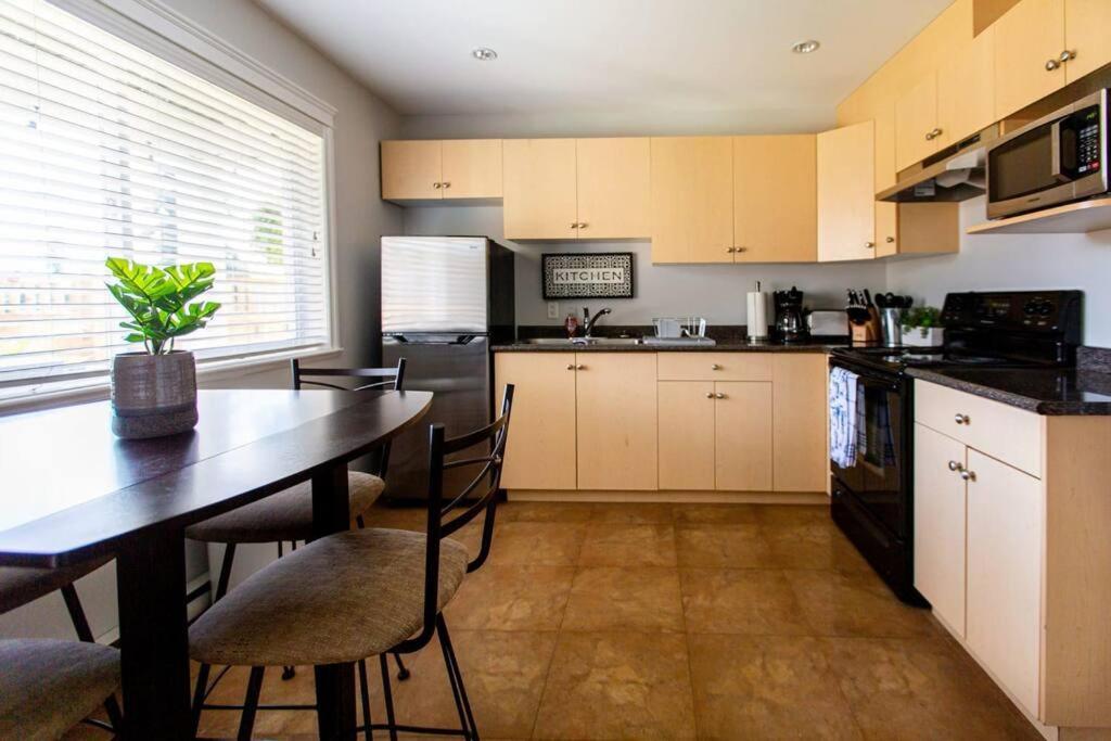 Beautiful & Cozy 1 Bedroom 1 Bath In The Westshore วิกตอเรีย ภายนอก รูปภาพ